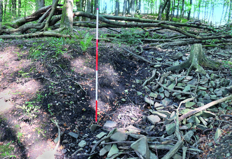 Verhüttungsschlacken, Holz kohlen sowie sowie Reste mindestens einer Ofenwandung eines Verhüttungsplatzes in Nachrodt- Wiblingwerde, Märkischer Kreis.