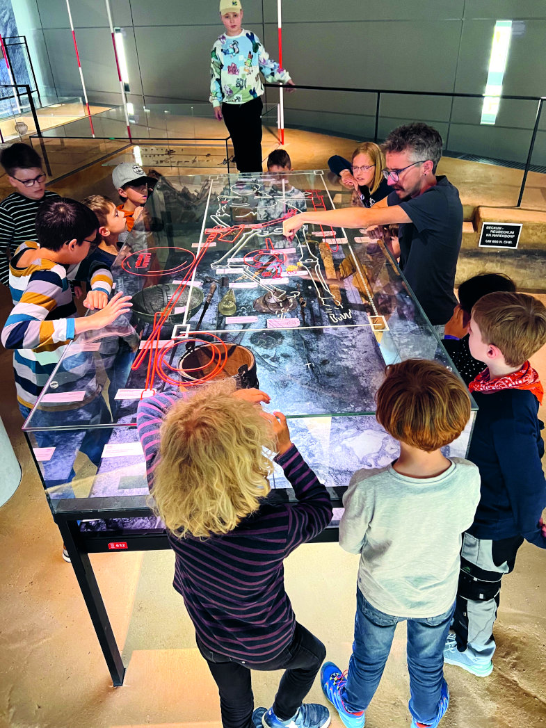 Das große Aha: Das Rittergrab mit Schwert aus dem GrabungsCAMP entdecken die Mädchen und Jungen dann in der Dauerausstellung.