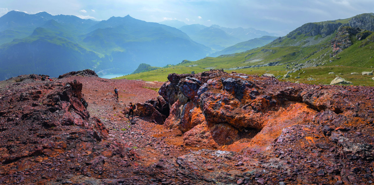 Blick nach Südosten auf die zentrale Ausbisszone des Reviers Cotschens. Im Vordergrund der markante Tagebau von »Grube 1«, in der Bildmitte ist das Mundloch zu erkennen (schwarz), das zum untertägigen Bereich führt.