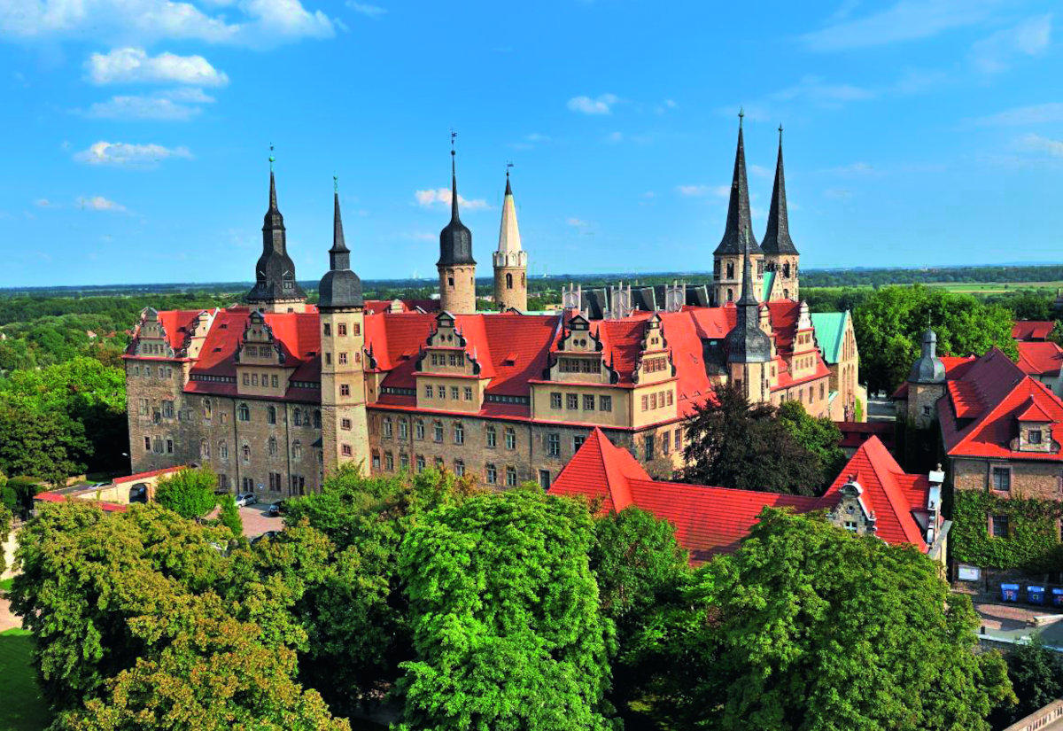 Blick auf das Dom- Schloss-Ensemble in Merseburg oberhalb der Saale.