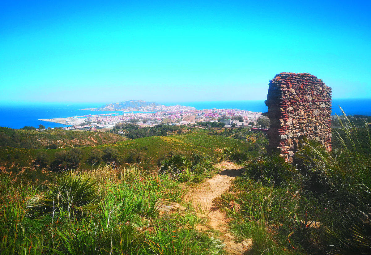 Blick von Westen über die Landzunge von Ceuta und die Straße von Gibraltar. Im Vordergrund Reste des geoarchäologisch prospektierten Wach - postens aus der Spätzeit des marinidischen Sultanats (1244 – 1465).