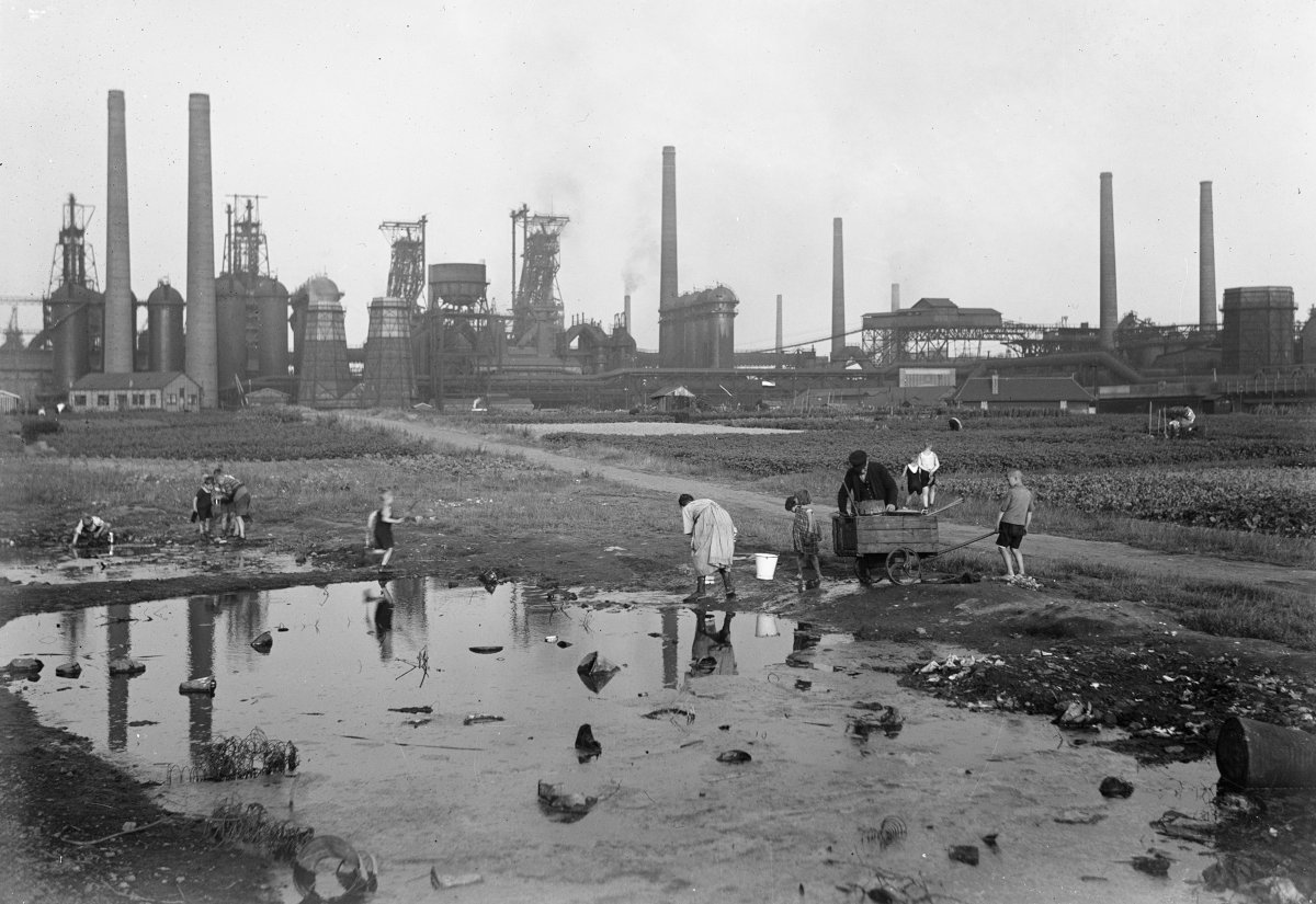 Schlammkohle schöpfen vor der Dortmunder Westfalenhütte. Mit dem globalen Wiederaufbau in der Nachkriegszeit setzt die gegenwärtige, enorme Beschleunigung des Anthropozän ein.