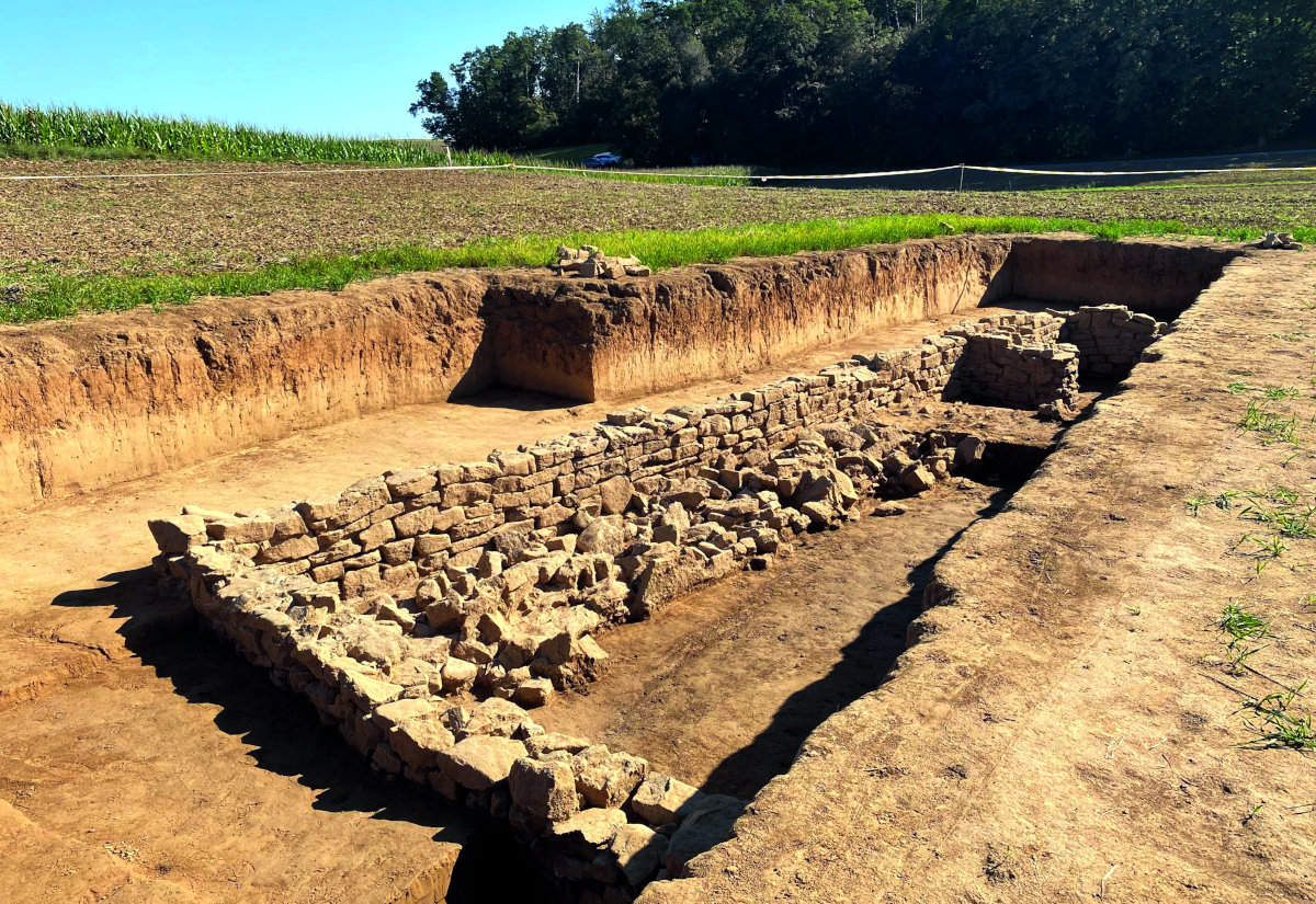 Karolingerzeitliche Darre: 2023 haben Mitarbeiter des Archäologischen Spessart-Projekts gemeinsam mit Ehrenamtlichen aus der Umgebung die Wüstung Seehausen bei Duttenbrunn im Landkreis Main-Spessart untersucht.