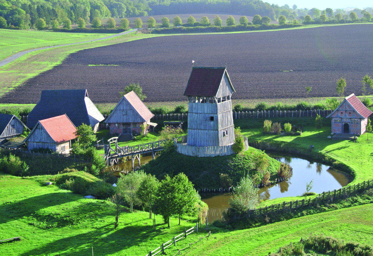 In der Holsteinischen Schweiz wird die Vergangenheit nicht nur ausgegraben, sondern auch gelebt, so in der rekons - truierten Turmhügelburg in Lütjenburg.
