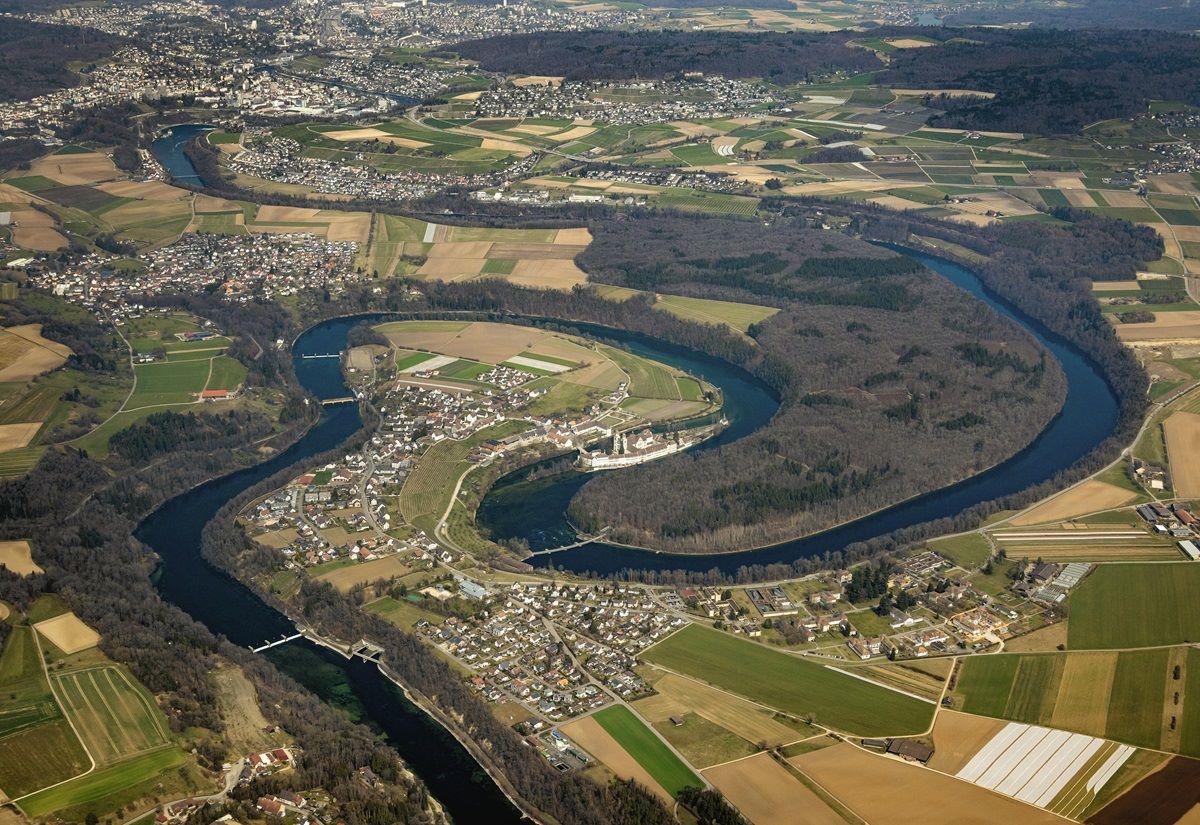 Blick nach Norden auf die vom Rhein gebildeten Halbinseln: Links die »Au« (82 ha) mit dem Ort Rheinau in der Schweiz, rechts »Schwaben« (233 ha), das zum deutschen Jestetten-Altenburg gehört.