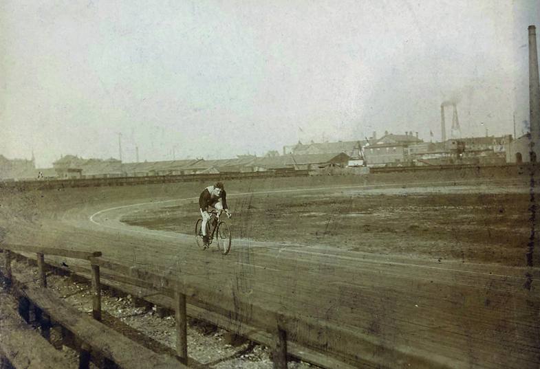 Profi und Weltklassefahrer Walter Rütt (1883 – 1964) dreht 1902 eine Trainingsrunde vor rauchenden Schloten auf dem Duisburger Sportplatz an der Mercatorstraße.