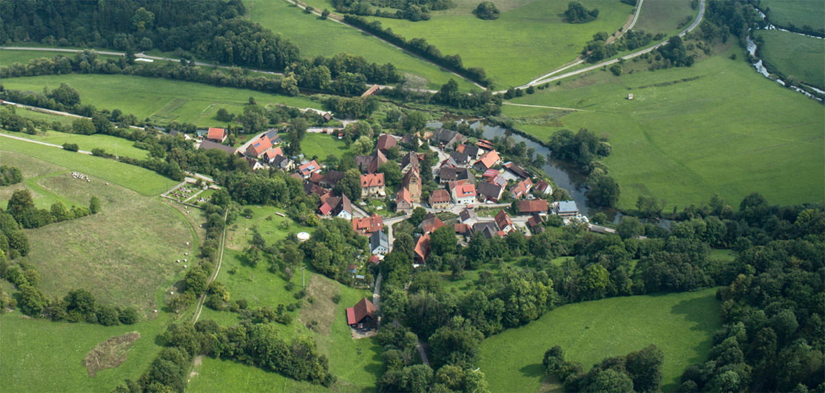 Unterregenbach in Hohenlohe ist nur ein kleiner Weiler. Niemand würde hier im ersten Augenblick ein bedeutendes Kloster erwarten.