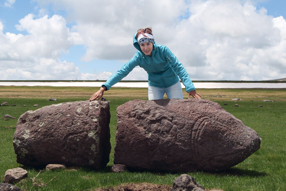 Alessandra Gilibert, italienische Co-Direktorin des Vishap-Projekts, bei der Auffindung eines zerbrochenen Drachensteins vom Typ Fisch (Piscis) während des Surveys in Karmir Sar / Tirinkatar.