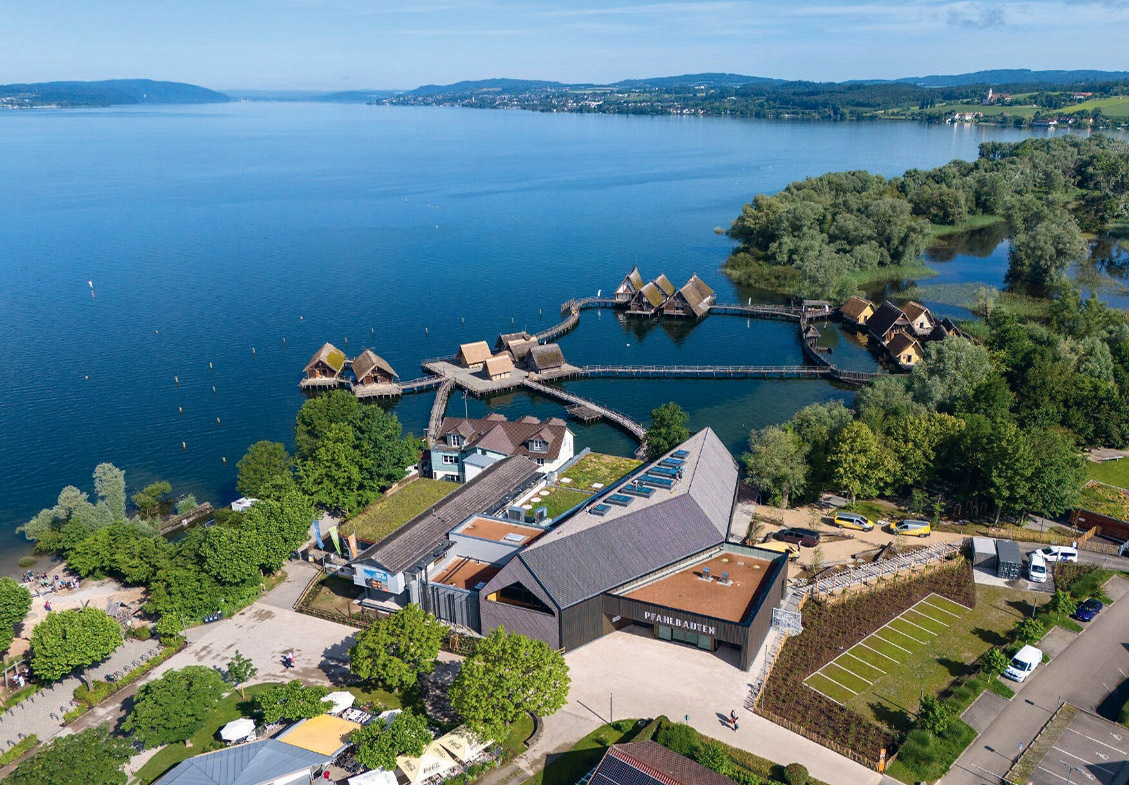 Ob die bronzezeitlichen Pfahlbauten von Unteruhldingen oder die mittelalterliche Burg Meersburg. Entlang des Bodensees verdichten sich Sehenswürdigkeiten aus mehreren Jahrtausenden zu einem archäologisch-kulturellen Ensemble der Extraklasse.