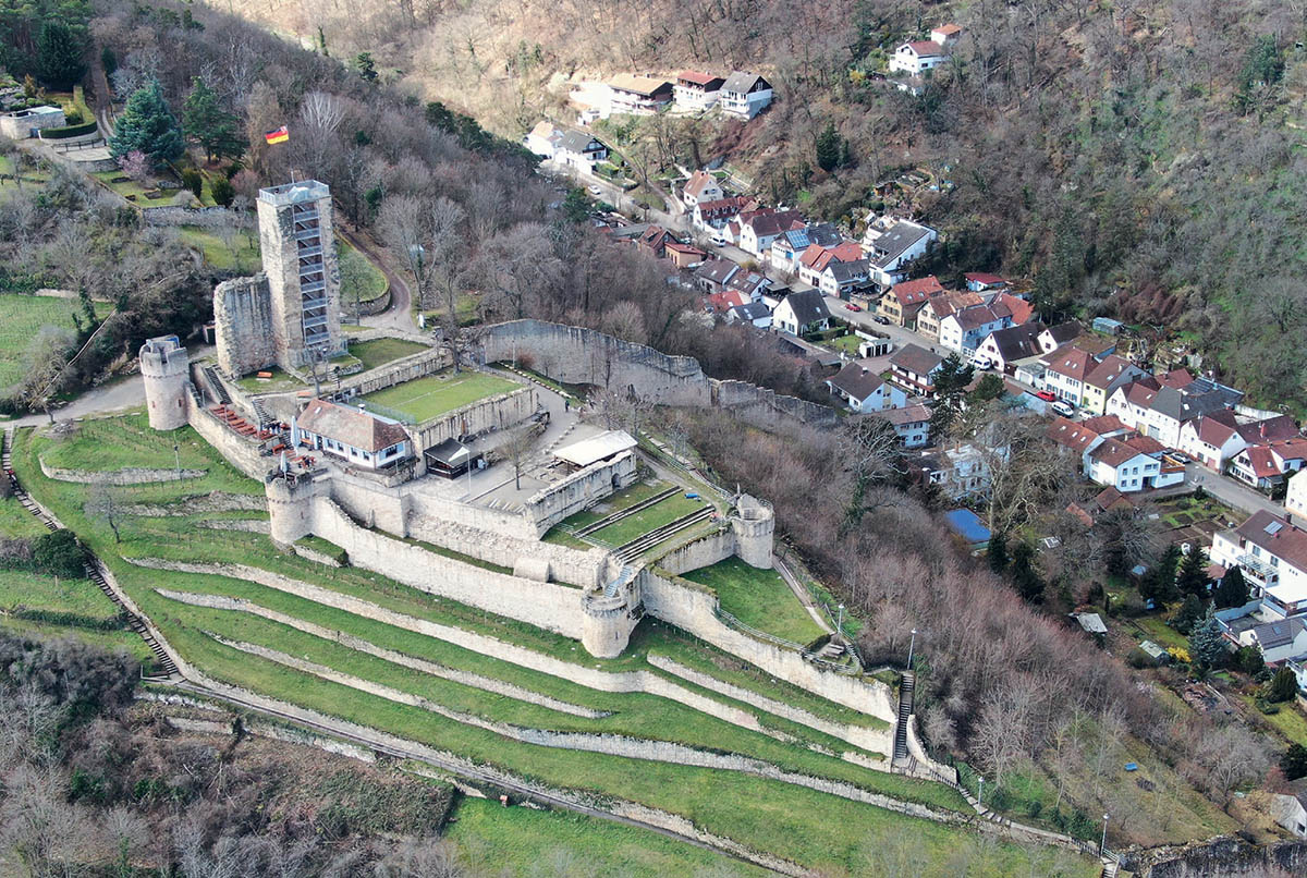 Die Wachtenburg über Wachenheim an der Weinstraße. Am Hang nordwestlich des Hauptbaus liegt die von mächtigen Kurtinen geschützte Vorburg. Auch dort lagerten Bauern.