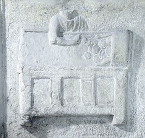 Abb. 1 Relief mit «argentarius» und Wechseltisch. Fragment eines römischen Sarkophags, Museo Nazionale di Ravenna.