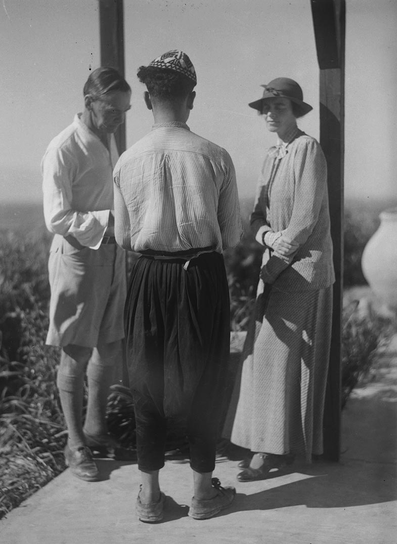 Katharine und Leonard Woolley mit einem unbekannten Mitarbeiter auf der Veranda des Grabungshauses von Tell Atchana/Alalach, 1938–1939.