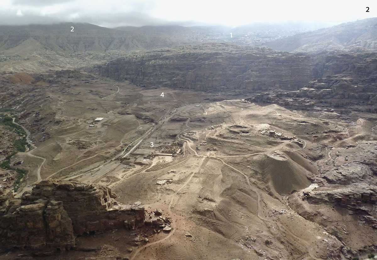 Abb. 1 Stadtzentrum von Petra, von Umm al-Biyara aus: 1) Kleinstadt Wādī Mūsa; 2) Shara-Berge; 3) sog. Großer Tempel; 4) Untersuchungsgebiet.