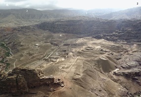 Abb. 1 Stadtzentrum von Petra, von Umm al-Biyara aus: 1) Kleinstadt Wādī Mūsa; 2) Shara-Berge; 3) sog. Großer Tempel; 4) Untersuchungsgebiet.