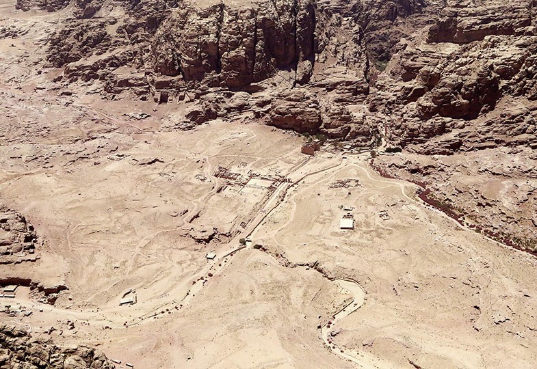 Abb. 2 Luftaufnahme des Stadtzentrums von Petra, Blick nach Südwesten.