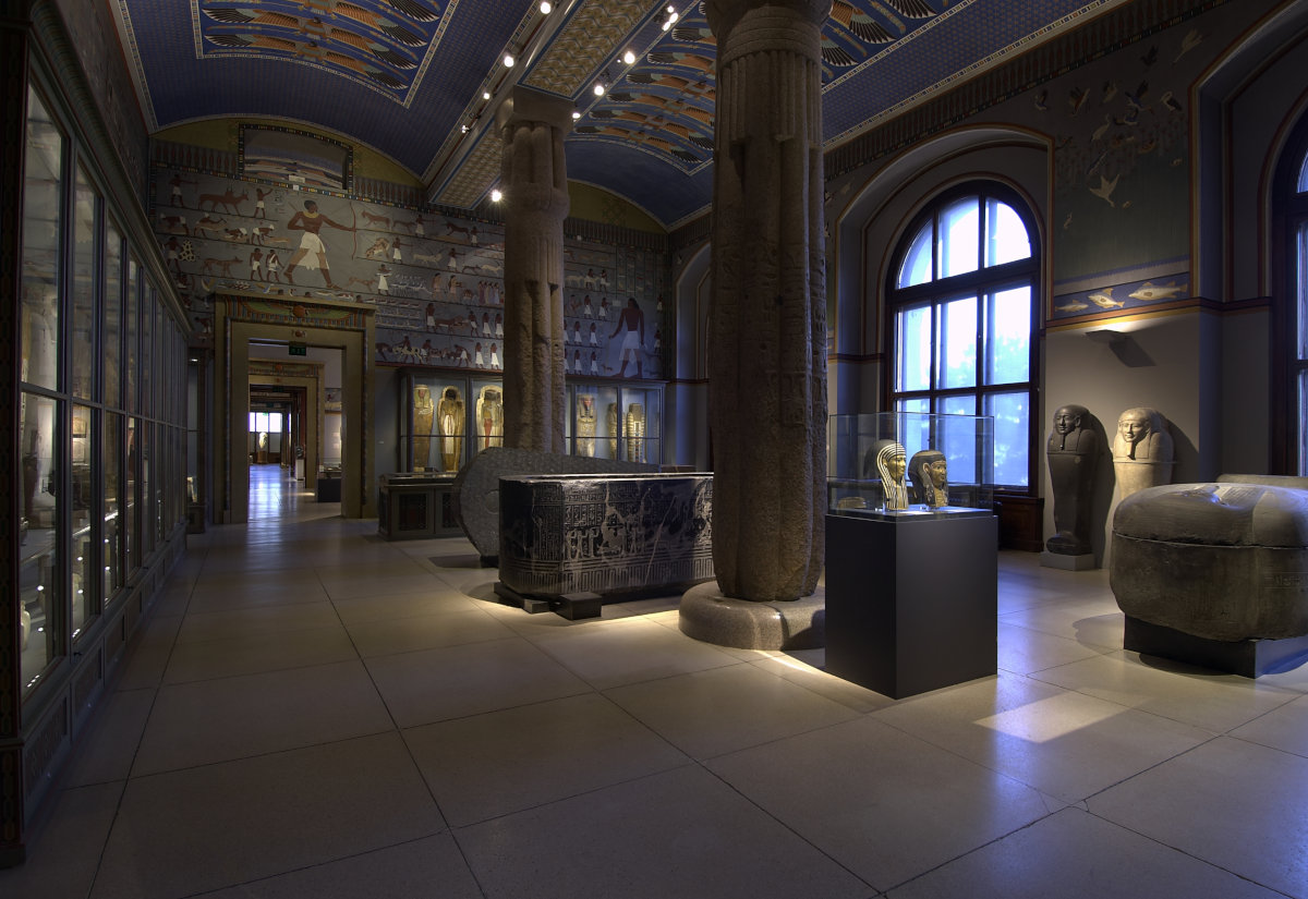 Blick in Saal I der Ägyptisch-Orientalischen Sammlung.