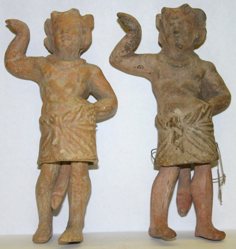 Terrakottafiguren sog. dionysischer Tänzer mit gelenkigen Beinen (links Inv. 43942, rechts Inv. 10213). Staatliches Historisches Museum Moskau, Russland.