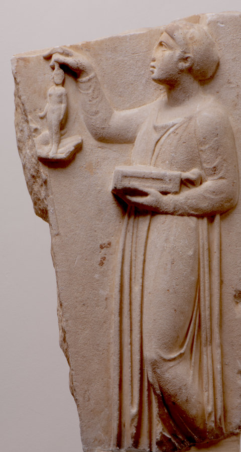 Grabstele, weißer Marmor (H. 66 cm, B. 36 cm). Athen, Archäologisches Nationalmuseum, Inv. G 1993.