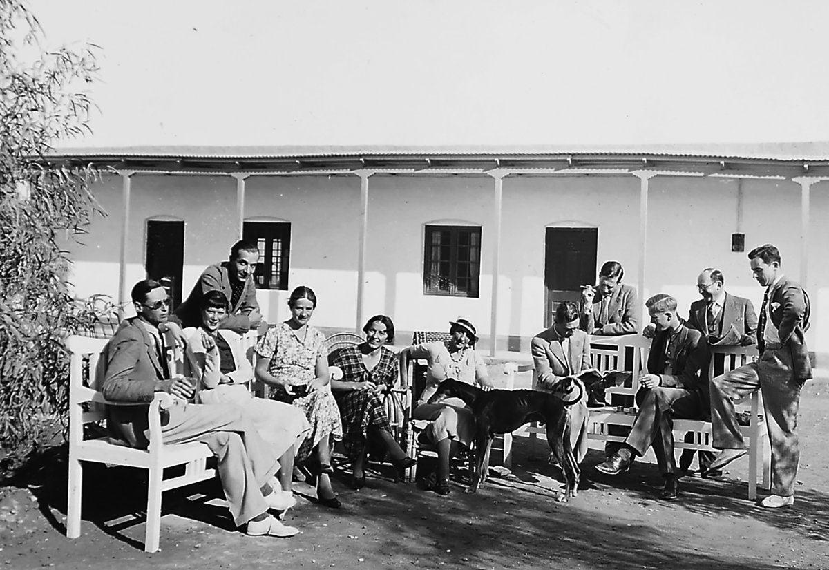 Team der Iraq Expedition im Hof des Grabungshauses von Tell Asmar (v. l. n. r.): Seton Lloyd, Joan Lloyd, Leslie Grant, Mary Chubb, Rigmor Jacobsen, Rachel Levy, die Hündin Kaskhet, Hal Hill, Henri Frankfort, Thorkild Jacobsen, Pinhas Pierre Delougaz, Ham Harby.