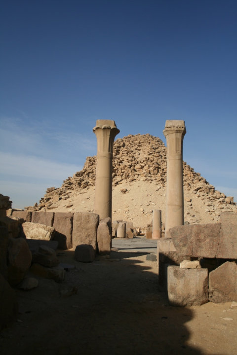 Gesamtansicht des Pyramidenkomplexes des Sahura in Abusir.