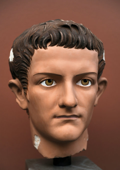 Der junge Caligula in Farbe: moderne Rekonstruktion anhand antiker Vorlage.