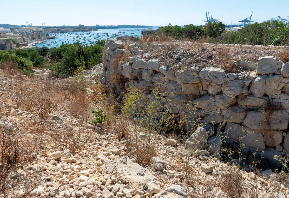 Festungsmauer von Borġ in-Nadur. Im Hintergrund ist die St. George’s Bay zu sehen.