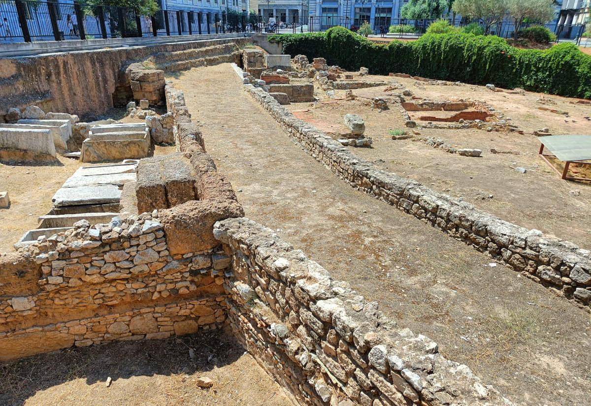 Ein Beispiel für eine Straße und die dazugehörigen Gräber aus klassischer Zeit am Kotzia-Platz in Athen.