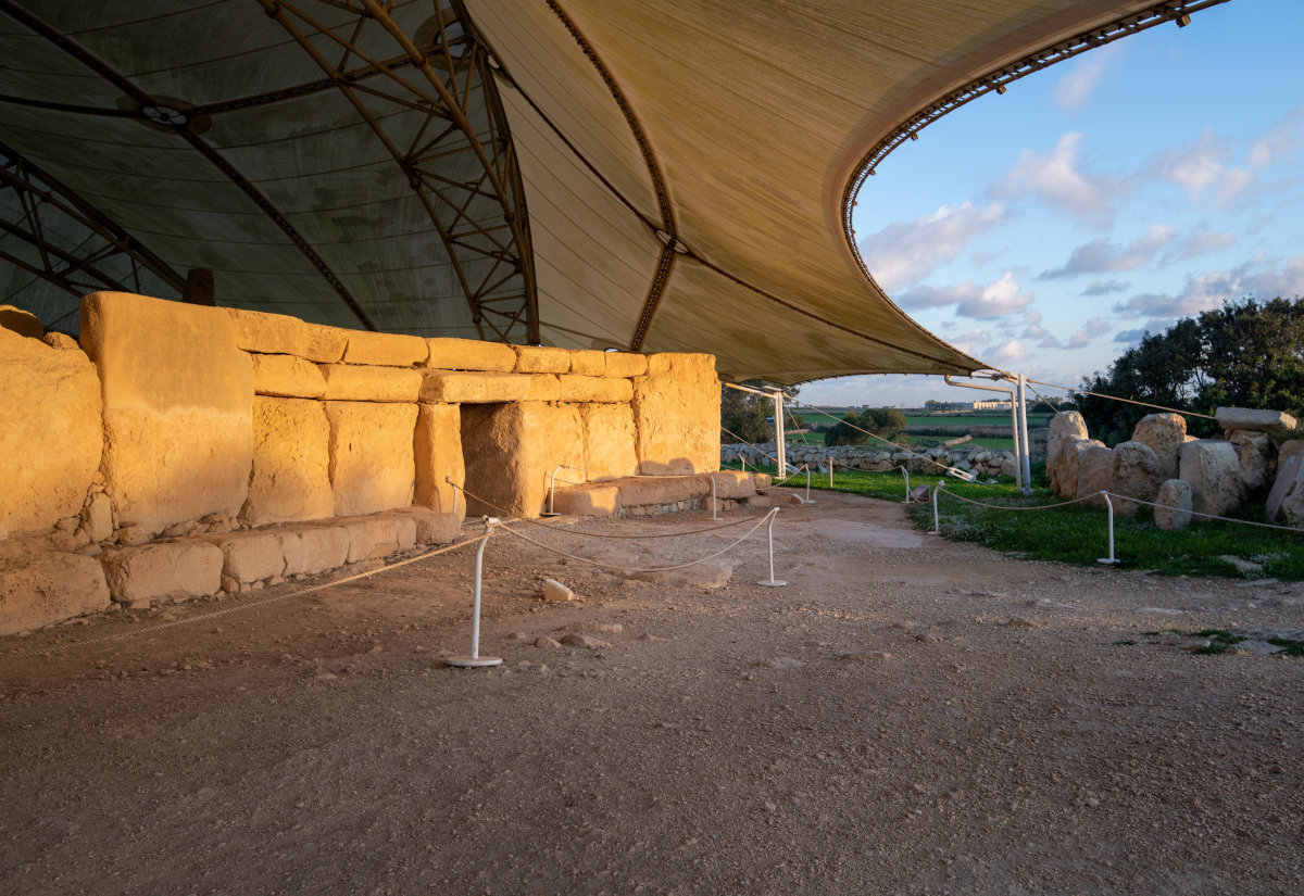 Fassade eines der megalithischen Gebäude aus Ħaġar Qim.