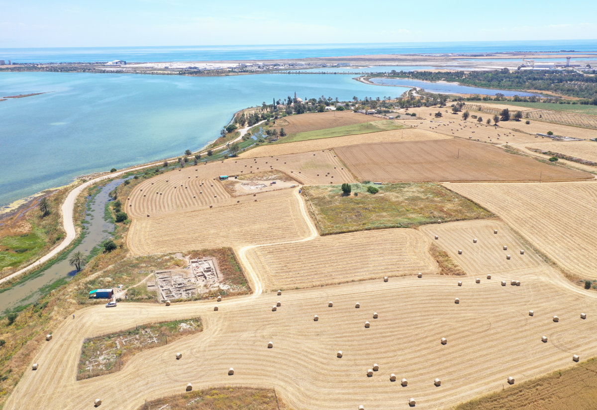 Luftaufnahme von Hala Sultan Tekke. Im Hintergrund der Salzsee von Larnaka, der während der Bronzezeit mit dem Meer verbunden war und eine günstige Schiffsanlegestelle bildete.