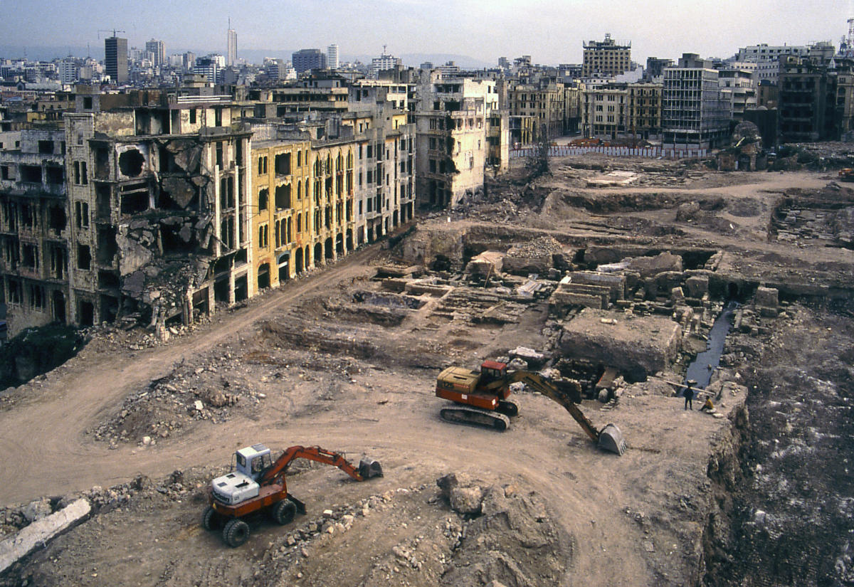 Blick von Norden über das östliche Ende der Grabungsfläche der Beirut Souks Excavations (1994–1998). Links im Bild sind die Gebäuderuinen entlang der Fachri-Bey-Straße zu sehen. Der Kuppelbau (rechts oben) ist die Ruine der Zawiyat Ibn Iraq.