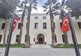 Abb. 1 Eingangsbereich des Museums für Archäologie und Ethnologie der Izmir Kultur- und Kunstfabrik, eröffnet 2023.