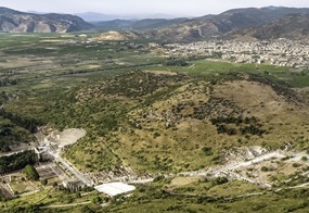 Abb. 1 Das antike Ephesos mit der modernen Stadt Selçuk im Hintergrund.