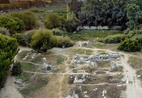 Abb. 1 Artemision von Ephesos. Luftaufnahme der sichtbaren Überreste der sechs aufeinander folgenden Tempel der Artemis Ephesia.