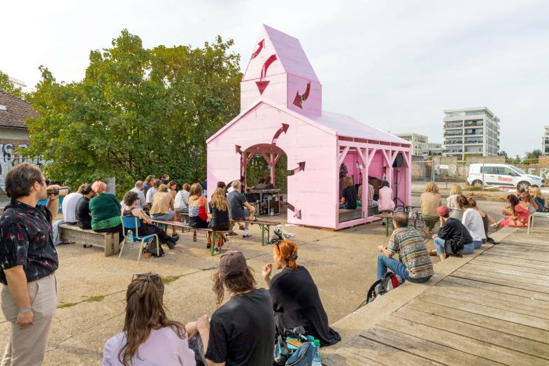 Ein Gottesdienst in der „Soft Chapel“ lockt viele Neugierige an. Doch bis sie hier stehen durfte, war es ein weiter Weg.  (Foto: Vlada Shcholkina)