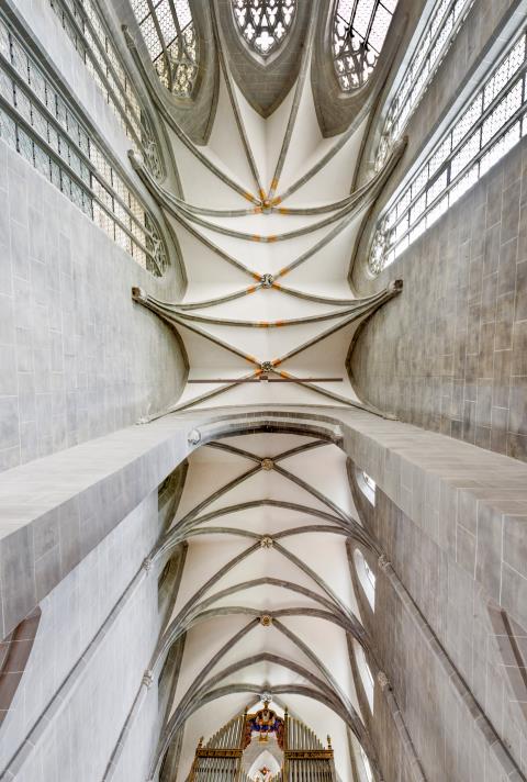 Schlank und steil nach oben: Der „Tanz“ der Rippenbögen in der Kirche Sankt Johannes in Freising (Foto: Anton Brandl, München)