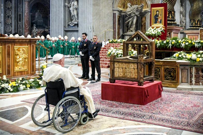 Papst Franziskus vor der Cathedra Petri