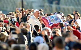 xxx, So war es in früheren Jahren (Foto von 2014). Anders als damals merkt man Papst Franziskus im Vorfeld seines 88. Geburtstags sein Alter durchaus an.Dennoch ist es unpassend, jetzt schon von seinem „Vermächtnis“ zu reden. Franziskus hat noch einiges vor. (Foto: picture alliance / Pressefoto ULMER)