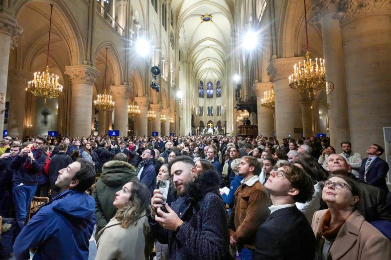 Blick in die Kirche Notre Dame de Paris bei der Wiedereröffnung