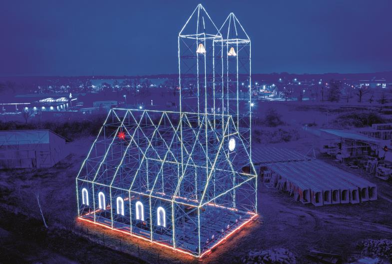 Autobahnkirche aus Baugerüst und Lichterketten