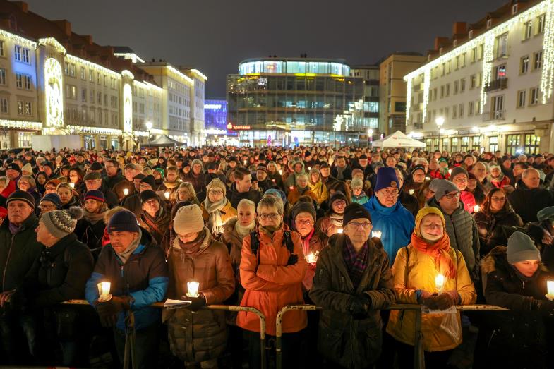 Zahlreiche Menschen hatten sich letzte Woche bei einer Gedenkveranstaltung in Magdeburg versammelt. (Foto: Jan Woitas | picture alliance/dpa)