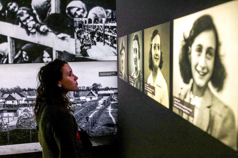 Frau in der Anne-Frank-Ausstellung in New York