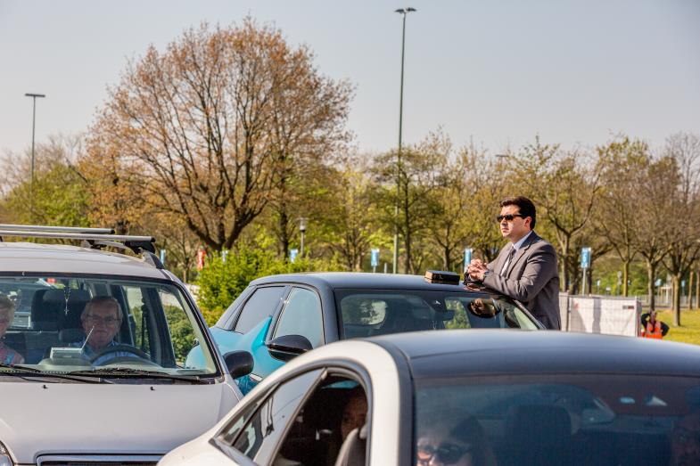 Gott hört zu – ob in der Kirche, am Esstisch oder im Straßenverkehr. (Foto: Theo Barth/KNA)