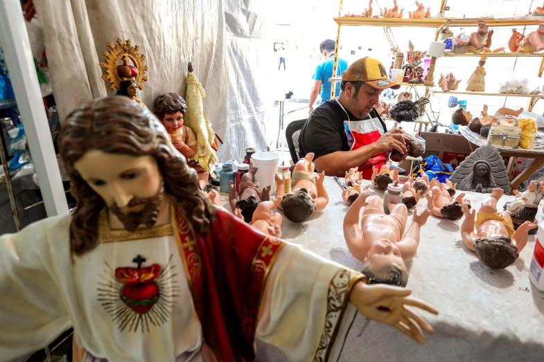 Werkstatt mit vielen Jesus-Figuren