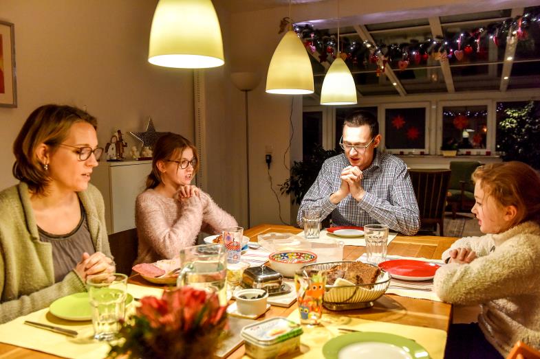 Eine Familie spricht gemeinsam ein Tischgebet: Diese Form des gemeinsamen Betens wird auch in gläubigen Familien seltener.  (Foto: Harald Oppitz/KNA)