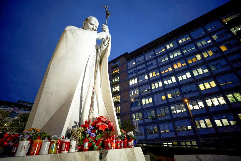 Kerzen und Blumen haben Gläubige vor der Gemelli-Klinik in Rom niedergelegt, wo Papst Franziskus seit Tagen behandelt wird.