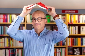 Gut beschirmt von seinen Büchern: Gerhard Zach lässt Wien lesen.  (Foto: Henning Klingen)