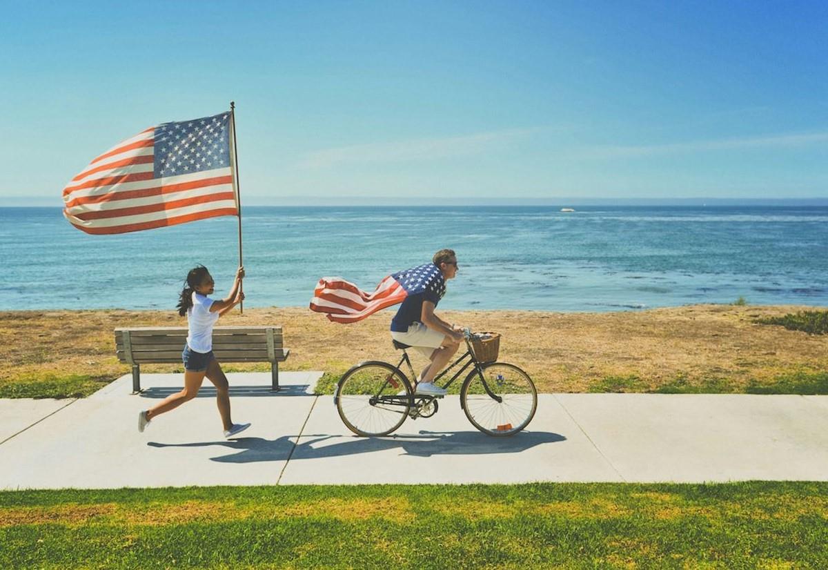 Frau und Mann mit USA-Flagge