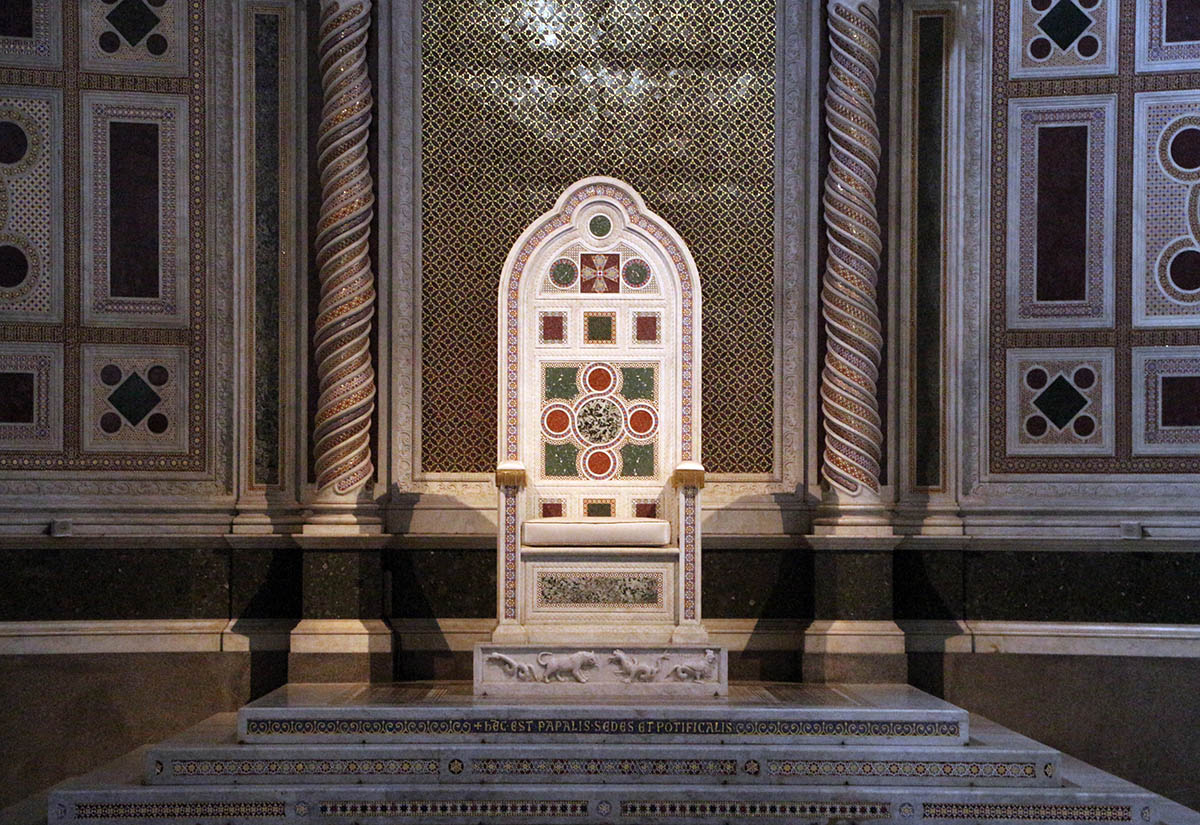 Die Kathedra des Papstes (Cathedra Petri) als Bischof von Rom in der Lateranbasilika