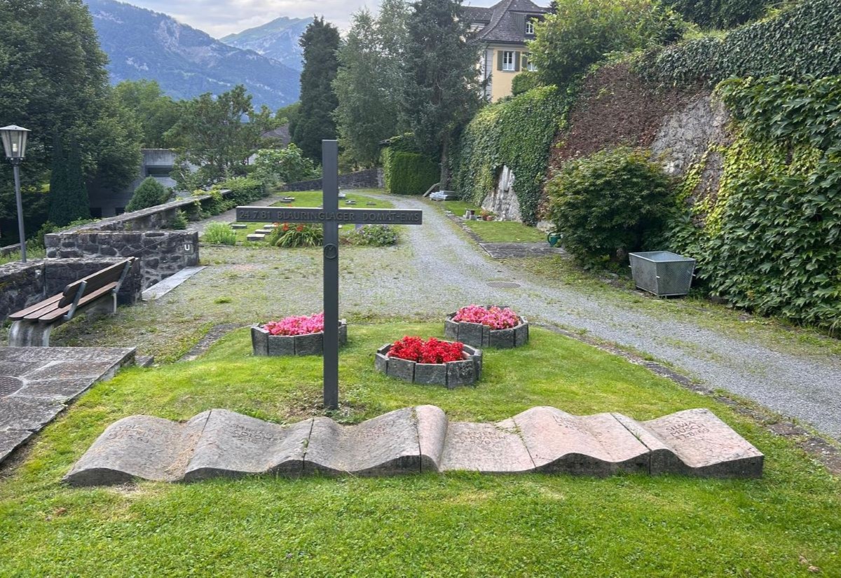 Grabmal auf dem Friedhof von Altdorf zur Erinnerung an die Opfer