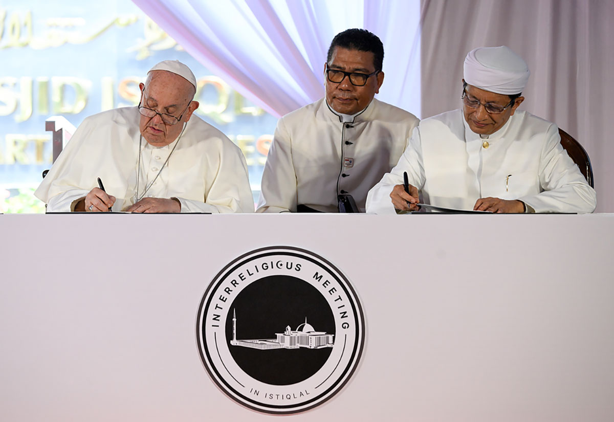 Papst Franziskus und Nasaruddin Umar, Großimam der Istiqlal-Moschee in Jakarta, bei der Unterzeichnung der "Gemeinsamen Erklärung von Istiqlal 2024" während eines interreligiösen Treffens am 5. September 2024 in der Istiqlal-Moschee in Jakarta (Indonesien).